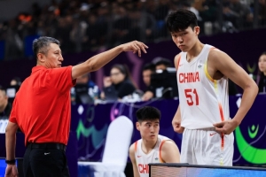 杨瀚森非典型中锋，国家队对其运用与NBA不同