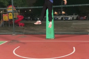 原来是男的啊！差点被这头长发骗了！我说怎么女生弹跳这么炸