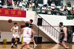 感谢撞你的人，不然都没有投篮角度！