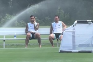 心情舒畅！梅西坐训练场边神情松弛满脸喜悦！