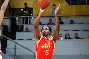 全明星+总冠军+MVP！巴里·布朗数据独步CBA，赛季三项纪录齐飞